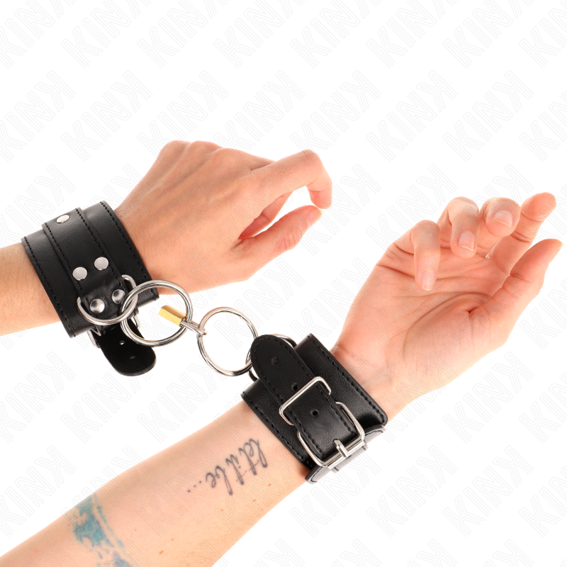 KINK - MUÑEQUERAS CON BLOQUEO DE CANDADO EN ANILLAS NEGRO AJUSTABLE 20-28 CM X 5.5 CM - BDSM & BONDAGE - El Arte de…