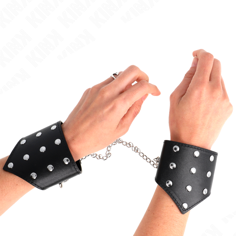 KINK - MUÑEQUERAS ESTILO PUNTIAGUDO NEGRO CON CADENA AJUSTABLE 17-23 CM X 8.5 CM - BDSM & BONDAGE - El Arte del Pla…