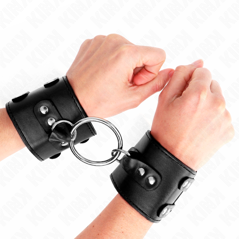 KINK – MUÑEQUERAS FIJAS CON ANILLA Y TACHUELAS AJUSTABLE 17-22 CM X 6.5 CM - BDSM & BONDAGE - El Arte del Pla…