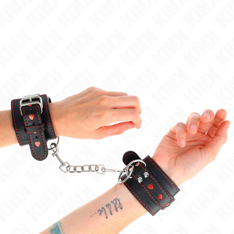 KINK – MUÑEQUERAS CON INCRUSTACIÓN DE CORAZÓN AJUSTABLE 21-28 CM X 5.5 CM - BDSM & BONDAGE - El Arte del Plac…
